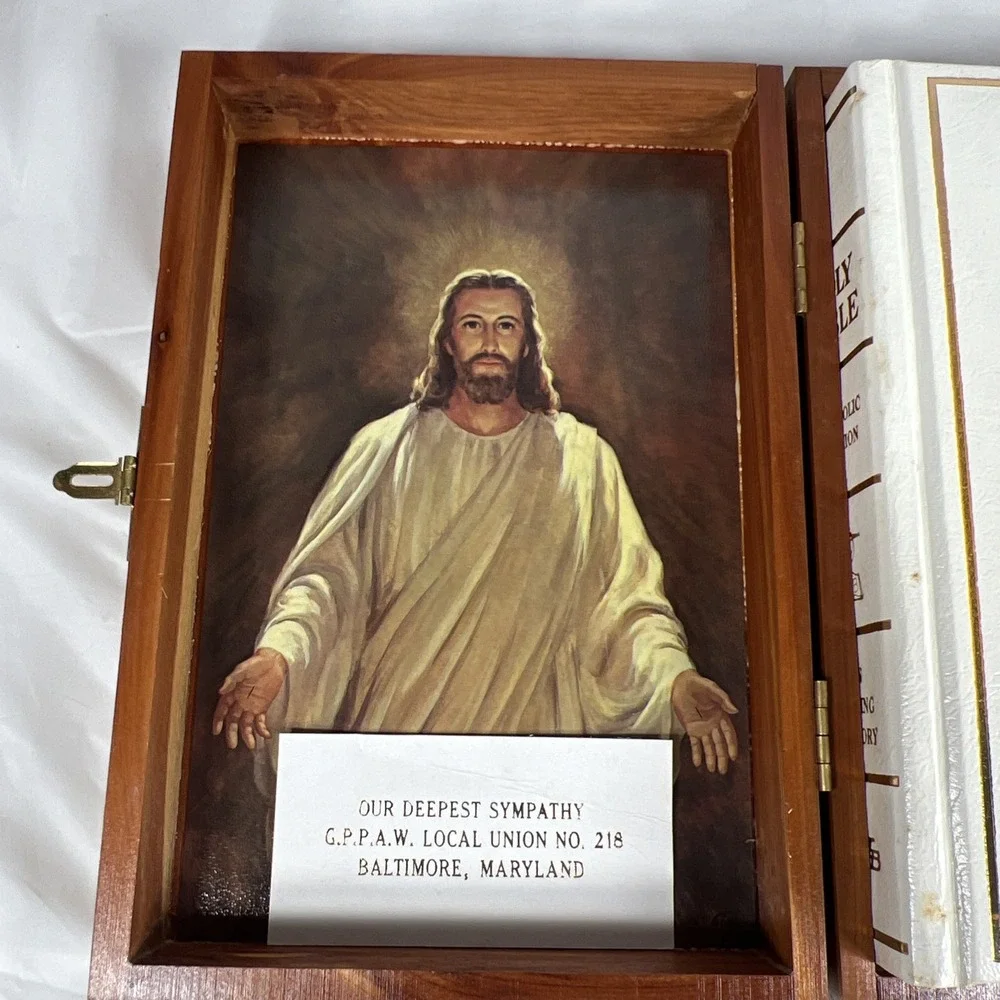 Holy‎ Bible Memorial Edition in Wooden Cedar Box Gift